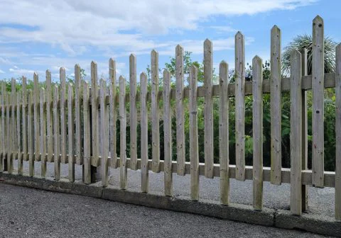 Sondermodell: Unterschiedliche Höhen - oben als Auflockerung, unten für freien Durchgang von Katzen und Igeln