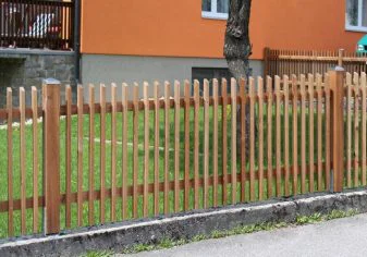 Lattenzaun Lärche - Dem Gelände angepasst - Salzimprägnierung