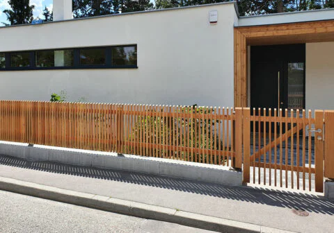 Lattenzaun Lärche - Abstand 40 mm - Zaun und Gehtür im gleichen Design