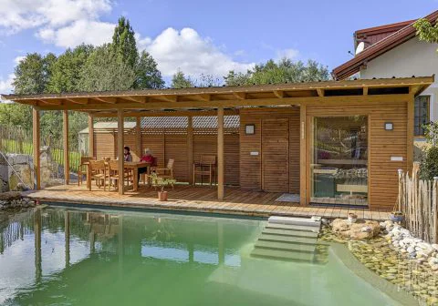 Laube mit Saunahaus und Technikraum