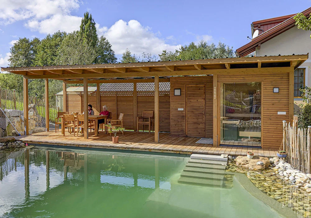 Laube mit Saunahaus und Technikraum