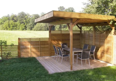 Einladende Laube mit Sichtschutz und Überdachung