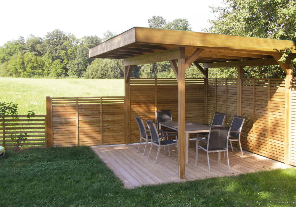 Einladende Laube mit Sichtschutz und Überdachung