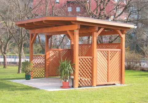 Laube mit Sichtschutzfeldern nach Maß