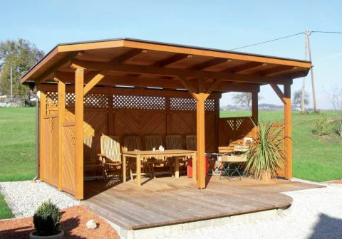 Gemütliche Laube mit Sichtschutz