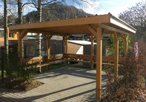 Überdachung als Wartehaus