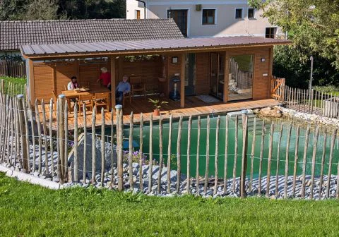 Laube mit Trapezblecheindeckung