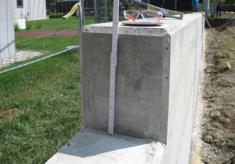 Geschalte Mauer mit Abschrägungen