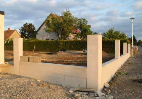 Betonmauer in Fertigteilen