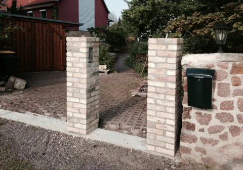 Torpfeiler gerichtet für Holztür