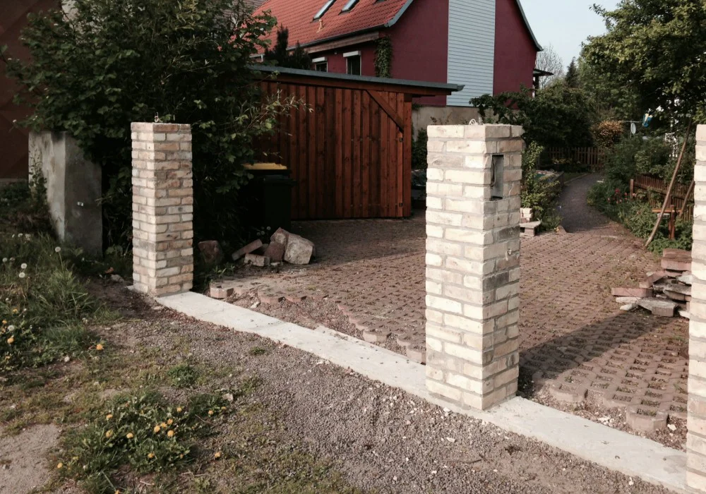 Gemauerte Säulen vorbereitet für Holztor