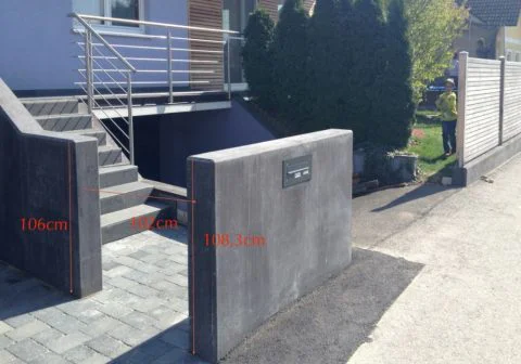 Mauer für Türmontage vorbereitet