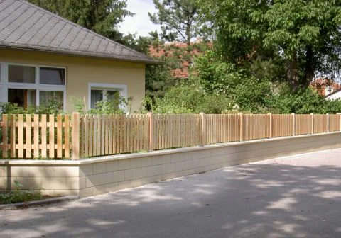 Mauer aus Betonsteinen