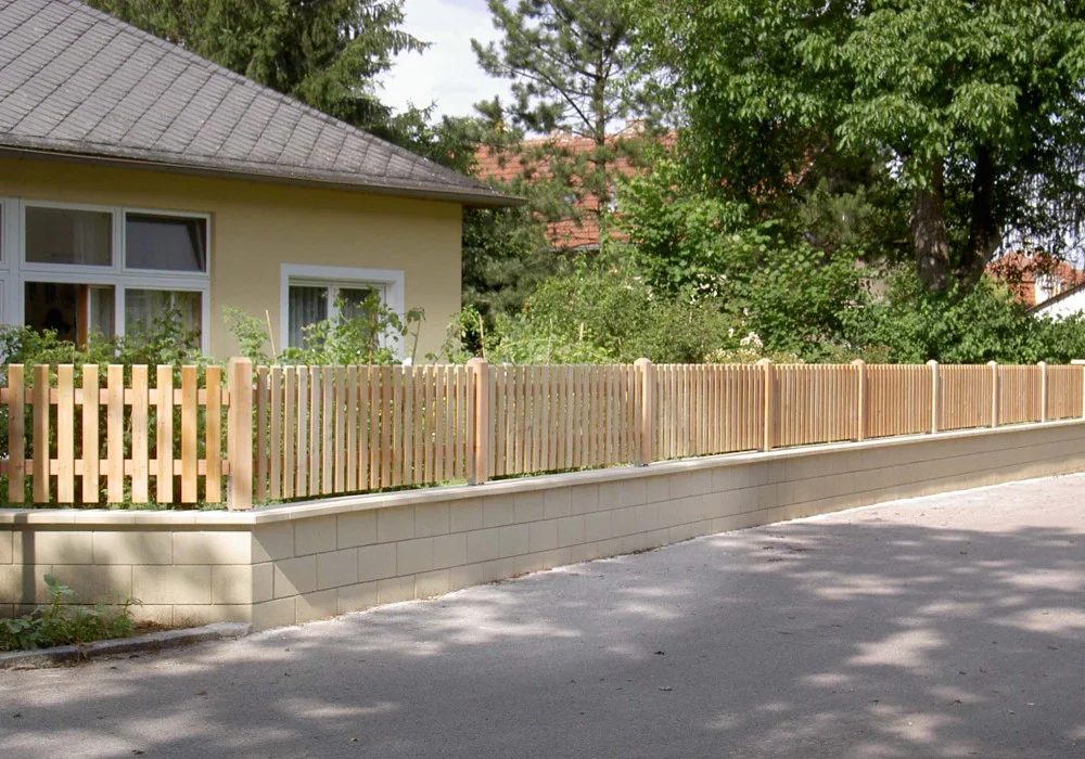 Mauer aus Betonsteinen