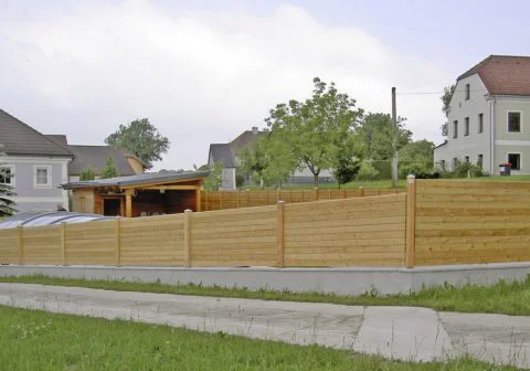 Mauer aus Schalsteinen mit Abdeckplatte