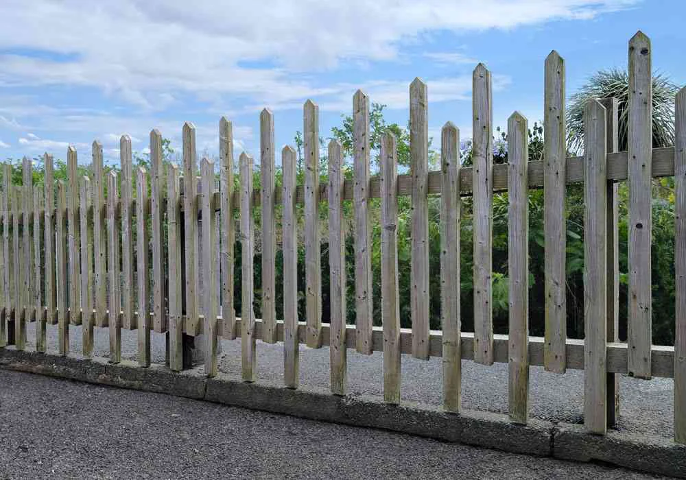 Sondermodell: Unterschiedliche Höhen – oben als Auflockerung, unten für freien Durchgang von Katzen und Igeln