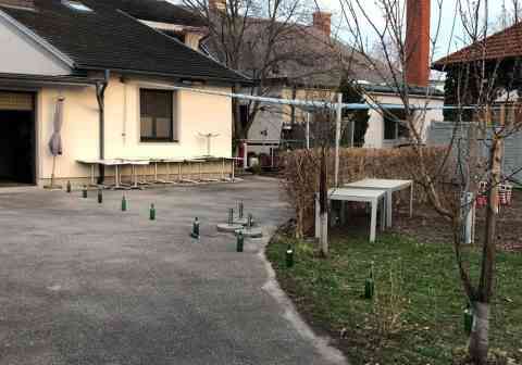 Zaunverlauf mit Flaschen markiert