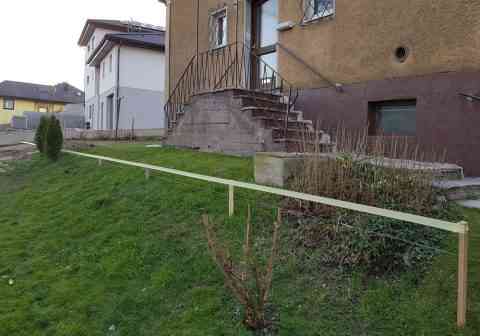 Zaunverlauf mit Klebeband markiert