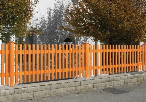 Lattenzaun mit Oberfläche Lasur