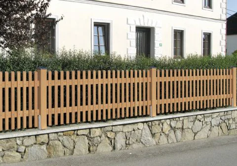 Lattenzaun in Oberfläche altgrau