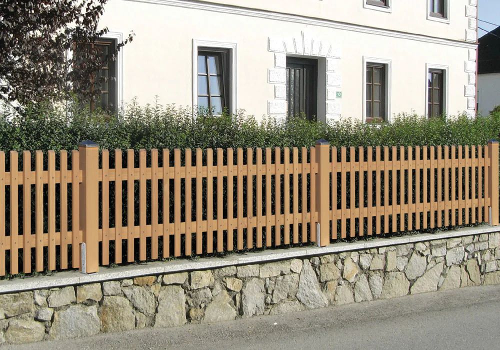 Lattenzaun in Oberfläche altgrau