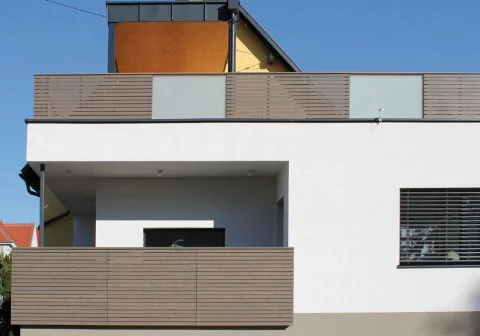 Balkongeländer mit Oberfläche in Naturgrau