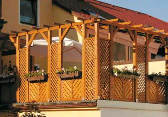 Gitterpergola aus Holz