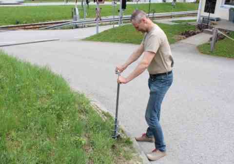 Vorbereiten der Löcher mit Handbohrer