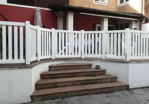 Sandwichzaun als Terrassengeländer, Lasur deckend