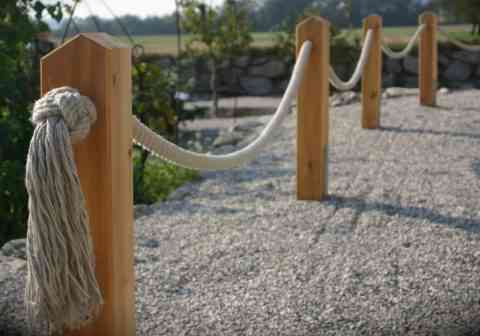 Steher aus Lärchenholz mit Hanfseil