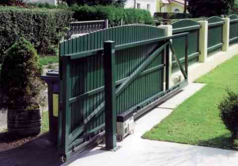 Zaun und Tor im selben Design