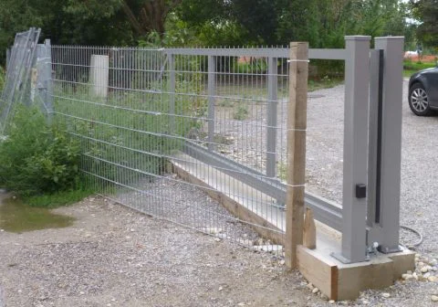 Schiebetor mit elektrischem Antrieb