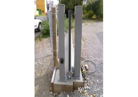 Elektrisches Schiebetor aus Aluminium