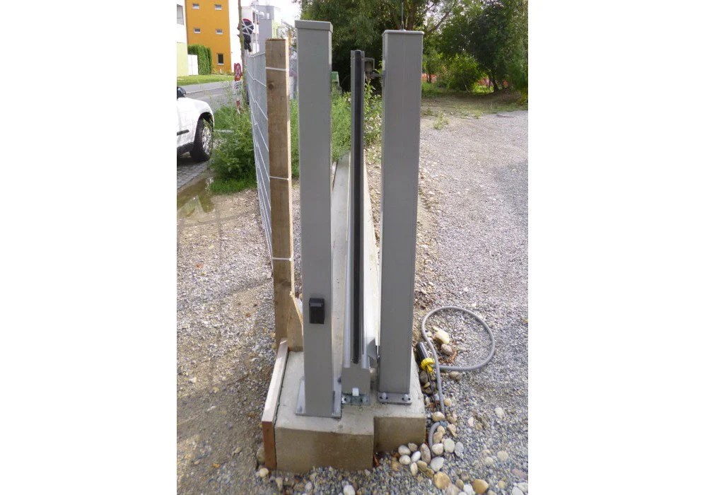 Elektrisches Schiebetor aus Aluminium