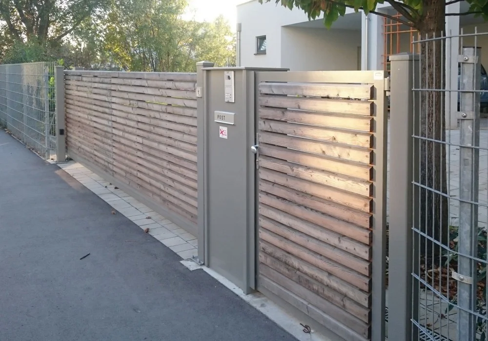 Gehtür und Schiebetor im gleichen Design