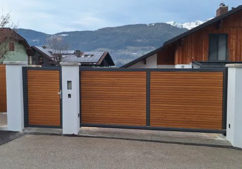 Schiebetor und Gehtür im selben Design