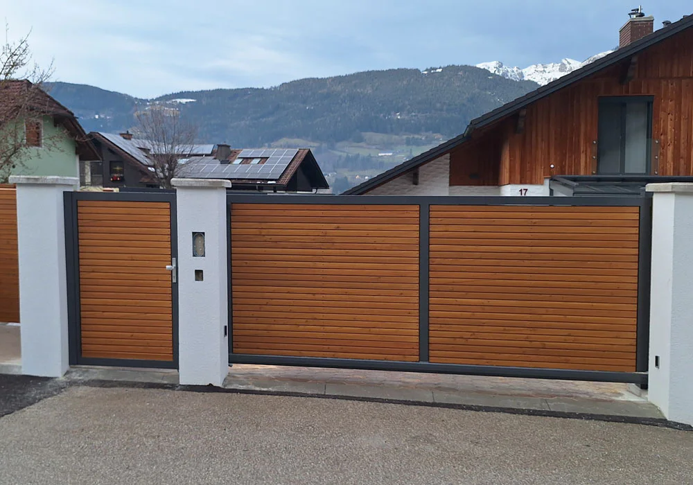 Schiebetor und Gehtür im selben Design