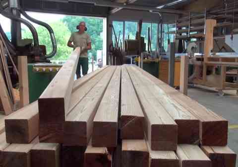 Alle Flächen werden gehobelt, die Kanten gefast.