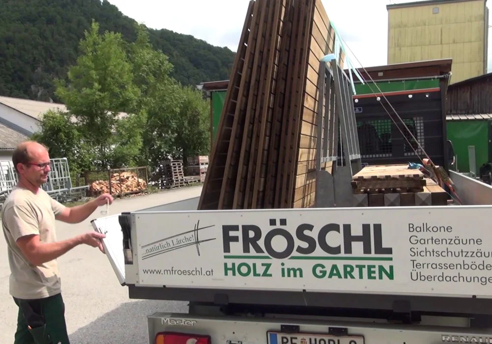 Montageauto mit sämtlichen Materialien