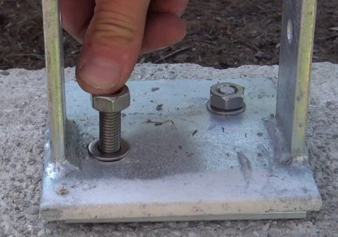 Befestigung der Grundplatte mit Klebeankern