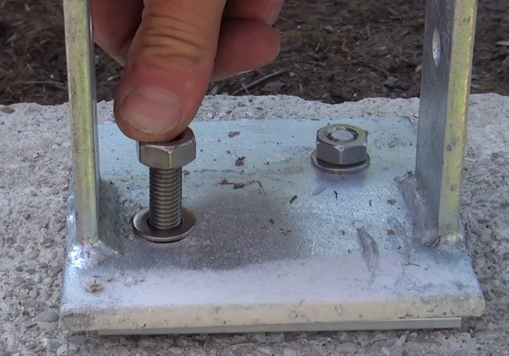 Befestigung der Grundplatte mit Klebeankern