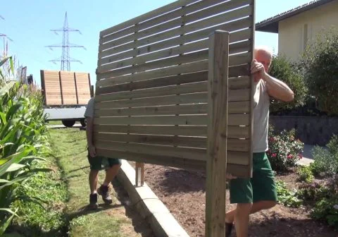 Montage der fertigen Sichtschutzfelder