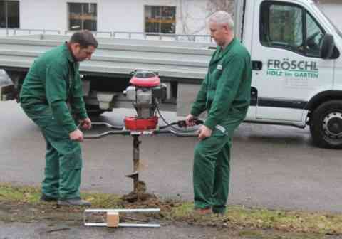 Tragbares Erdbohrgerät zum Bohren der Löcher bei gewachsenem Erdboden.