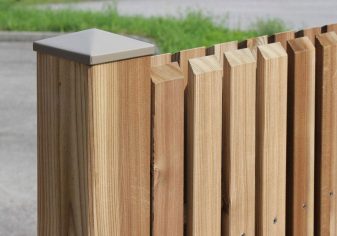 Sichtschutz senkrecht breitseitig - Lamellen außen- und innenseitig montiert