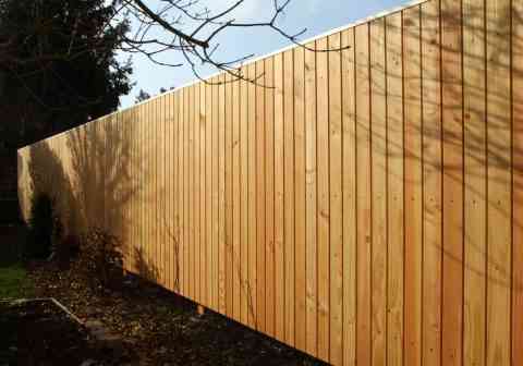 Sichtschutzwand mit Abdeckleiste aus Alu