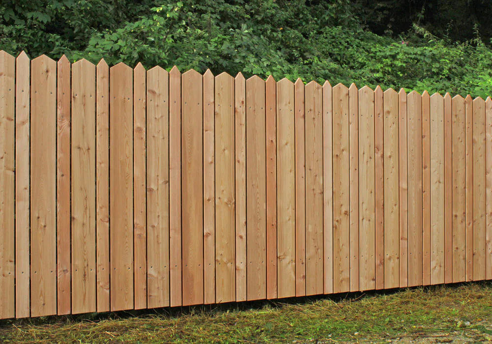 Sichtschutzzaun Lärche aus gespitzten Brettern