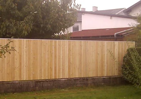 Sichtschutzwand mit Abdeckleiste aus Alu