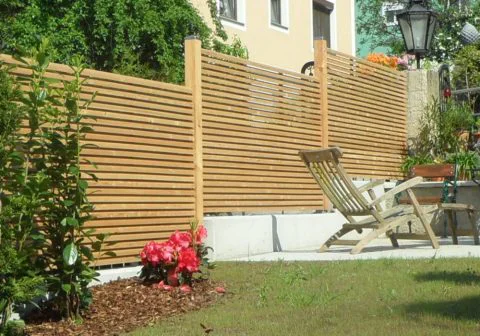 Sichtschutz Jalousie an Mauer angepasst