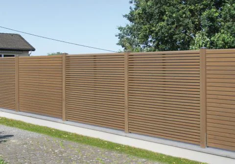 Gediegener Jalousienzaun aus Lärchenholz