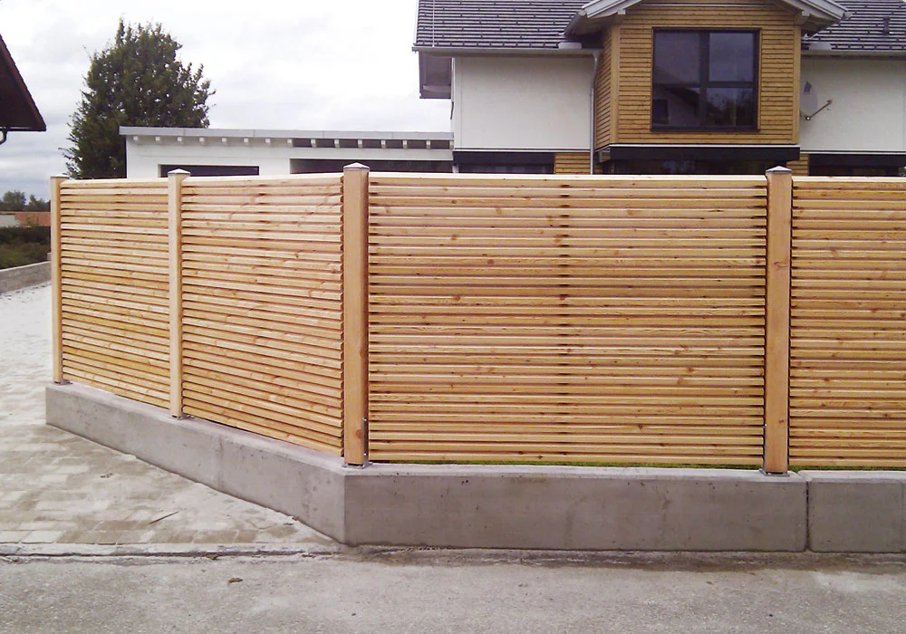 Sichtschutz Jalousie auf Mauersockel montiert